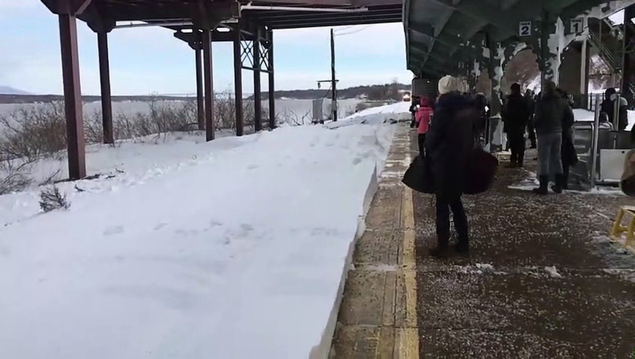 À New-York, un train entre en pleine vitesse et...