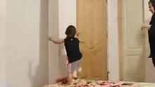 A 4 ans elle grimpe sur un mur d’environ 2 mètres en un temps record