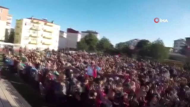 Karne Almak İçin Okul Bahçesinde Toplanan Çocuklar Okul Bahçesini Stada Çevirdiler