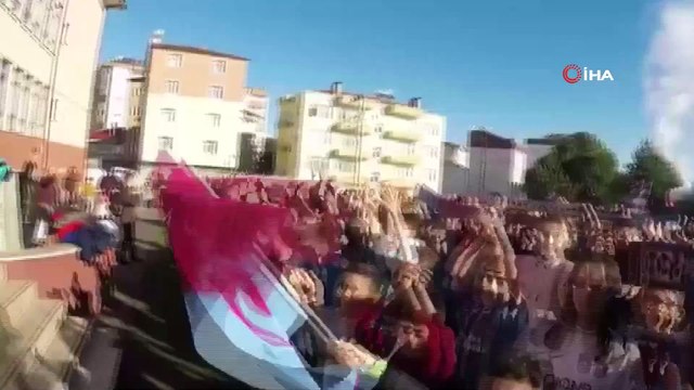 Karne almak için okul bahçesinde toplanan çocuklar okul bahçesini stada çevirdiler