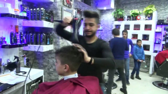 Takdir ve teşekkür belgesi alan öğrencilere bedava tıraş