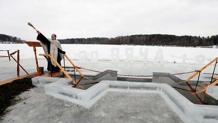 شاهد: روسيا تستقبل عيد الغطاس بالعشرات من أحواض الغطس المتجمدة