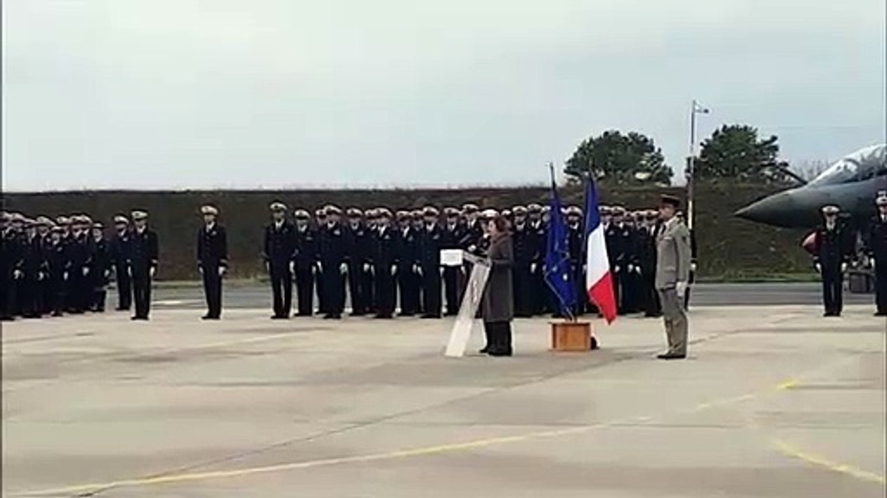 L'arrivée des cercueils et le début de l'éloge funèbre de la ministre Florence Parly