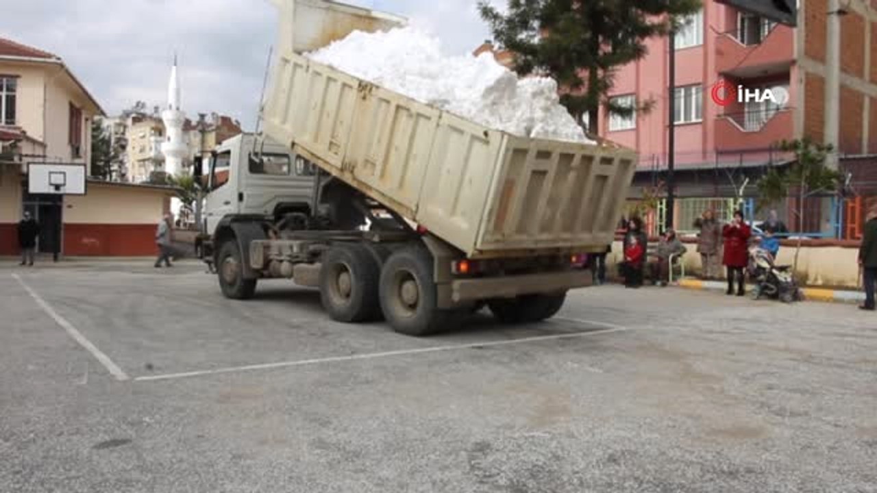 Öğrencilere Karne Hediyesi Olarak Dağlardan Kamyonla Kar Getirdiler