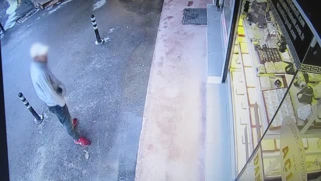 Kuyumcu Dükkanındaki Soygun Girişimi Güvenlik Kamerasında