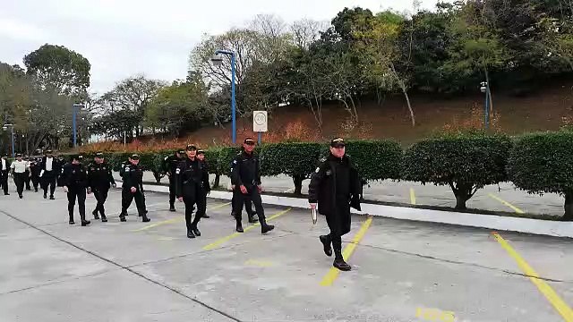 Seguridad a las afueras del Teatro Miguel Ángel Asturias