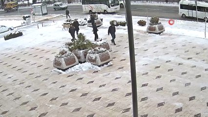 Elazığ'da örnek davranış, kahvaltısını köpeğe verdi