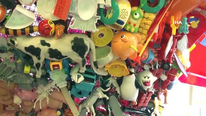 Atık oyuncaklardan dev heykel yaptılar