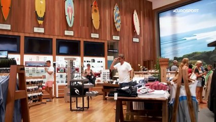 Henri Aussie prend sa première leçon de surf