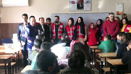 DÜ Genç Kızılay Topluluğundan karne alan öğrencilere hediye kitap - DİYARBAKIR