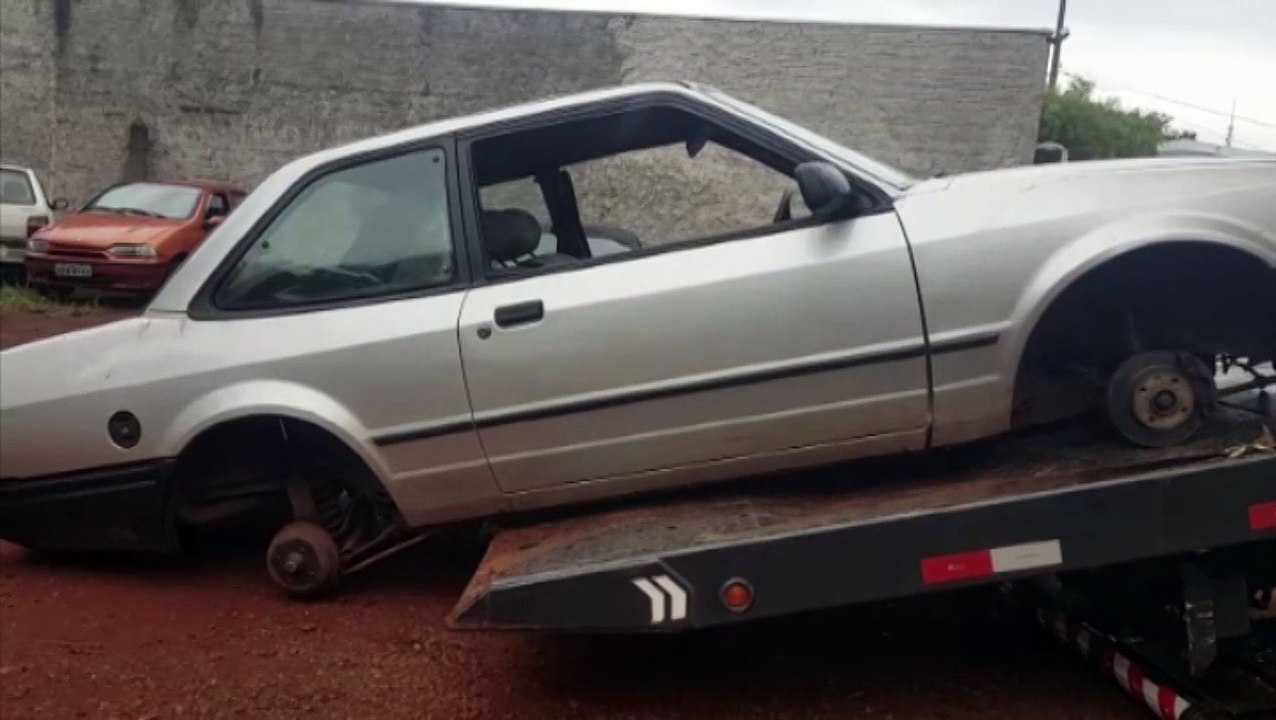 Veículo com registro de furto é localizado sem as rodas na área rural