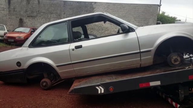 Veículo com registro de furto é localizado sem as rodas na área rural
