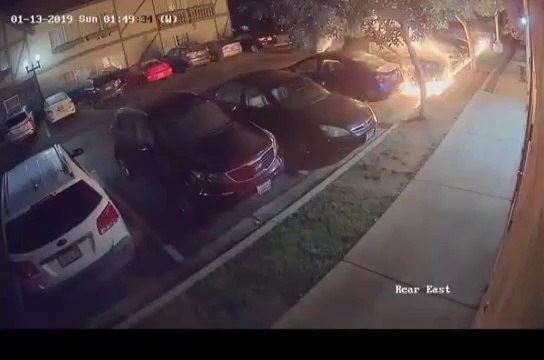 Un homme filmé en train de mettre le feu à une voiture sur un parking