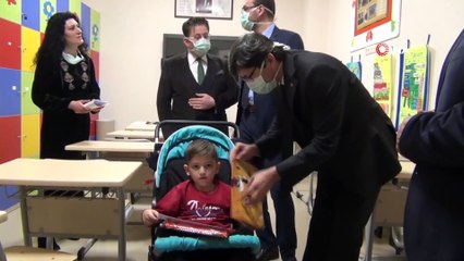 Okula gidemeyen minik Zeynep'e moral karnesi