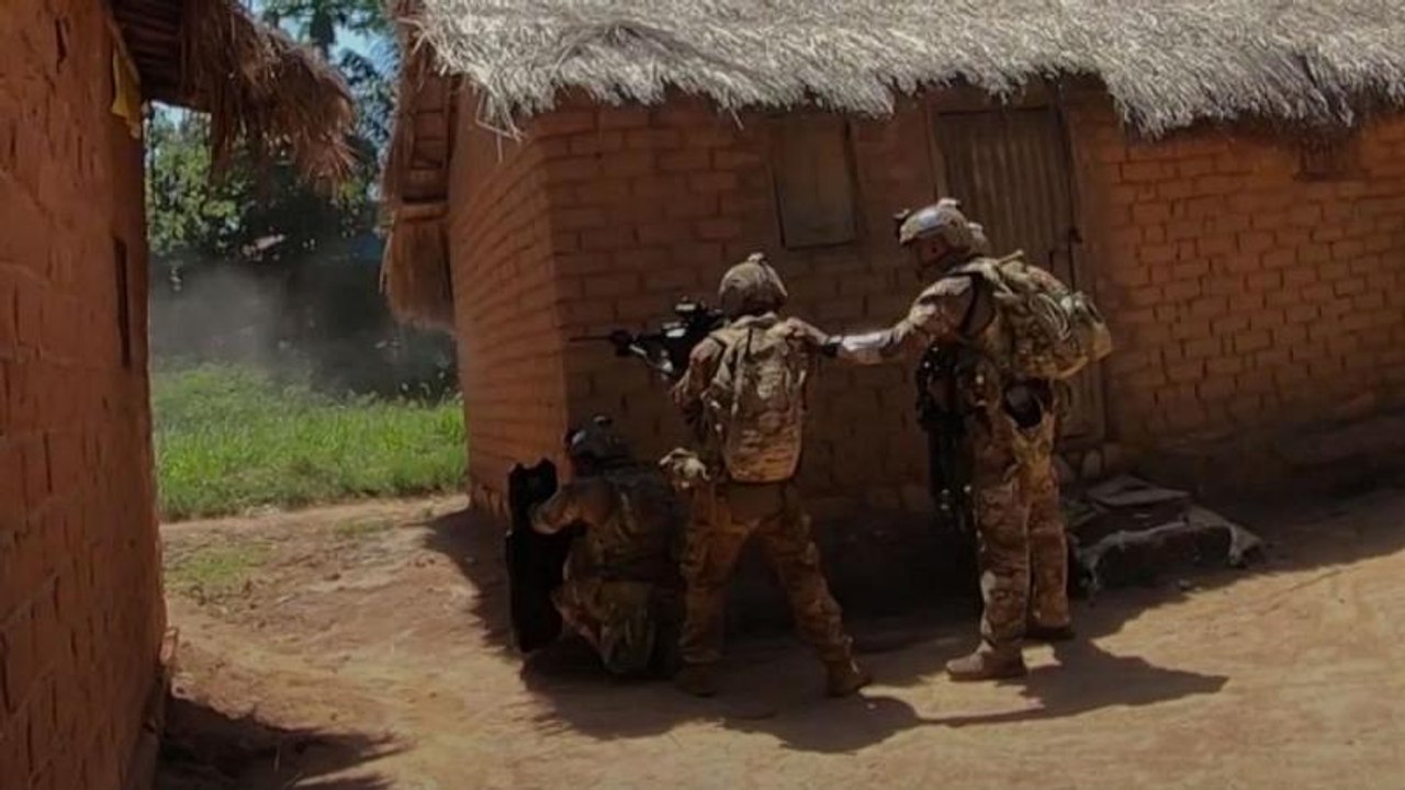 Dramatische videoaufnahmen: un-fallschirmjäger gegen rebellenbasis