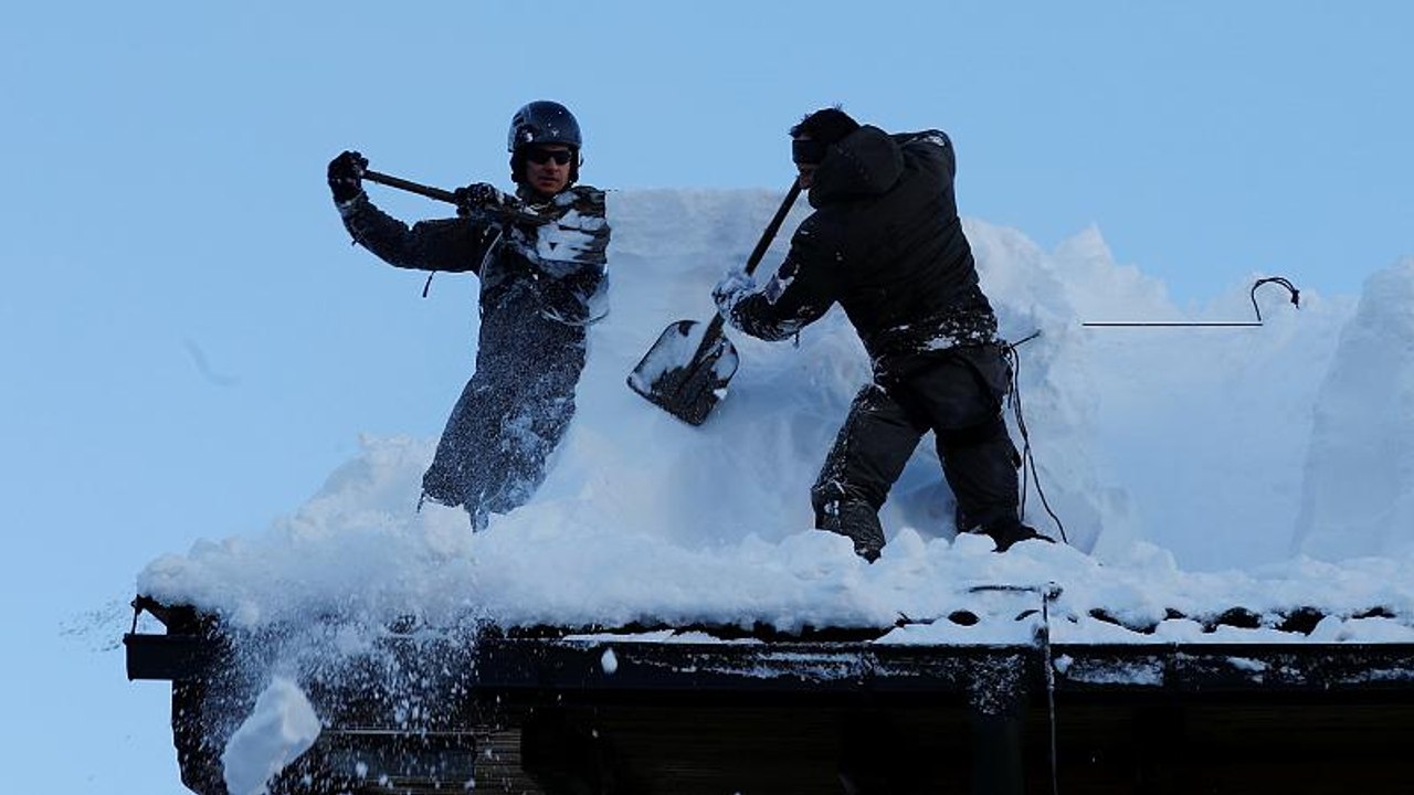 Österreich: Unwetter und eingeschneite Nonnen