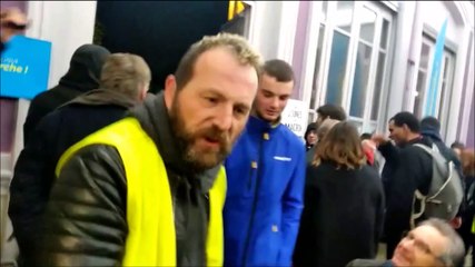 Grand débat : les gilets jaunes passent en force lors de la réunion publique organisée à Besançon par LREM