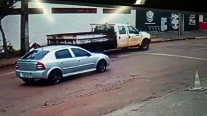 Câmera mostra funcionário da prefeitura usando o pé para espalhar material durante ‘tapa-buraco’; veja o vídeo