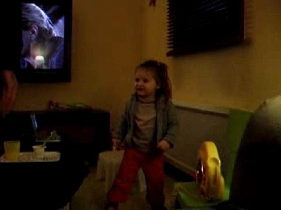 Louna et son lecteur CD 2eme Partie