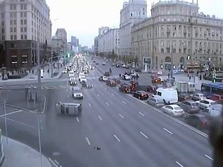 Une voiture se retourne en pleine route sans aucune raison... Mystérieux