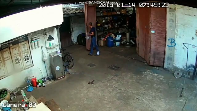 Presque écrasé par une porte en fer... Chanceux du jour