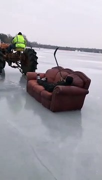 Nouveau sport de glisse avec un tracteur et un canapé sur un lac gelé... Classe