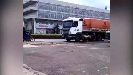 Caminhão é flagrado trafegando na contramão na Av. Carlos Gomes