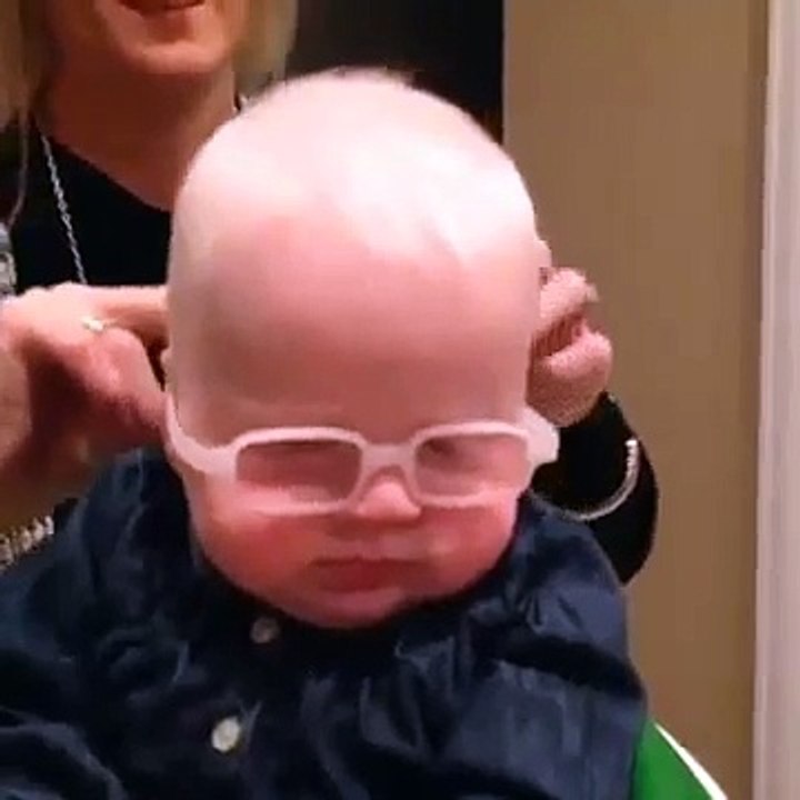 Elle voit sa maman pour la 1ère... regardez l'effet que ça lui fait