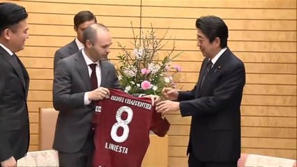 Iniesta Bertemu Perdana Menteri Jepang