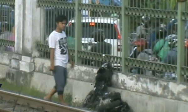 Terobos Palang Pintu, 2 Pengendara Motor Tewas Tertabrak KRL