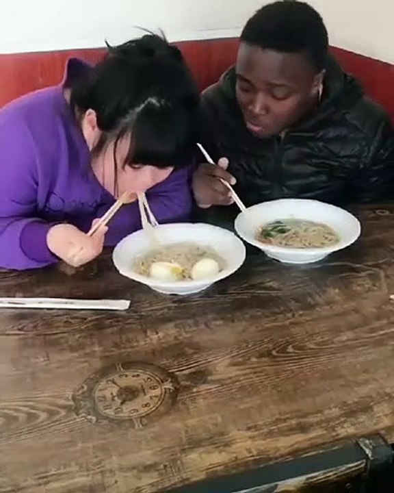 no sabe comer igual que ella
