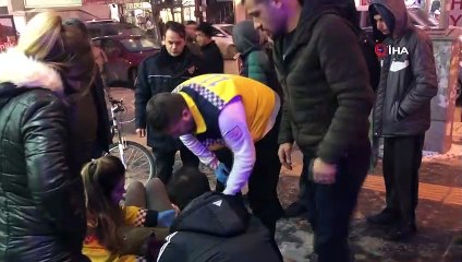 Buz tutan kaldırımda kayarak düşen kadın hastanelik oldu