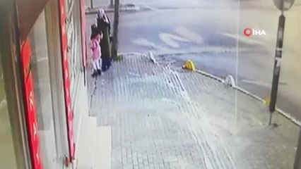 Tải video: Kaza Yapan Otomobil Kaçmak İsterken Yayaların Arasına Daldı...kaza Anı Kamerada