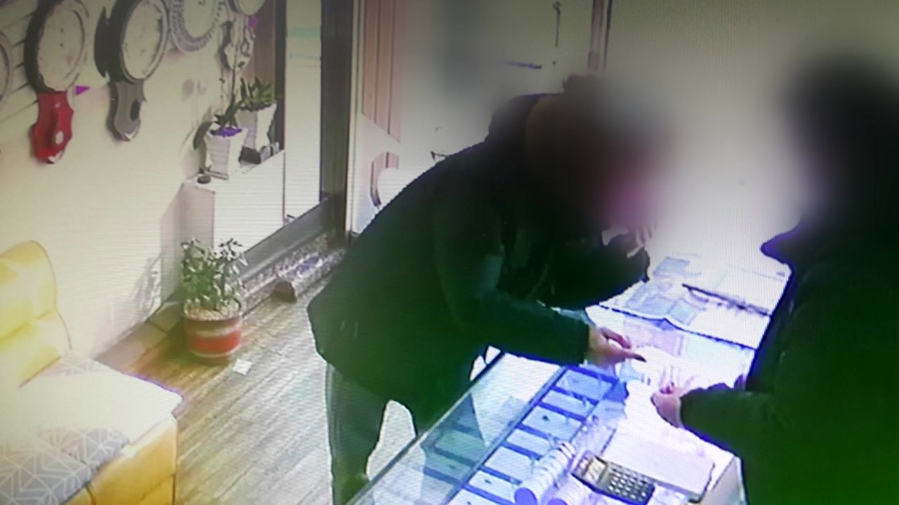 "여자친구에 선물하려"...금은방서 반지 훔친 고교생 / YTN