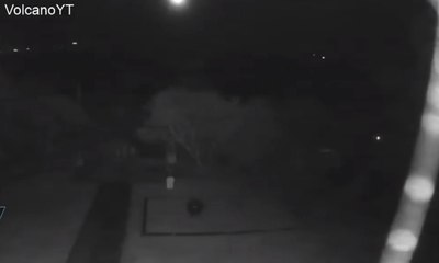 Gunung Agung Erupsi Lontarkan Lava Pijar Sejauh 1 Kilometer