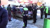 Polis aracına çarpıp kaçan sürücü trafiği birbirine kattı