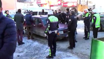 Polis aracına çarpıp kaçan sürücü trafiği birbirine kattı