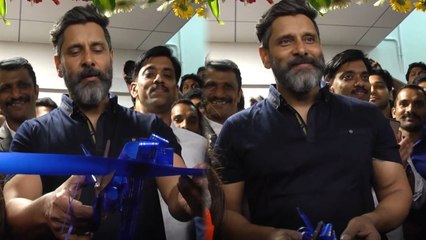 Gym-யை திறந்துவைத்த சீயான் விக்ரம்- வீடியோ