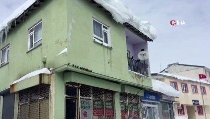 Kar 2 Metreyi Aştı, Karda Aç Kalan Hayvanları Vatandaşlar Besliyor