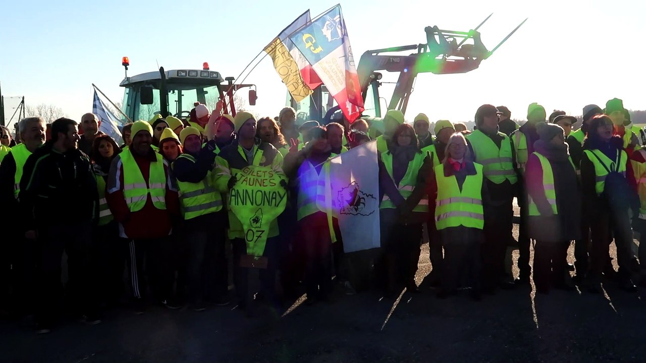 À Quintenas, les gilets jaunes chantent pour se réchauffer