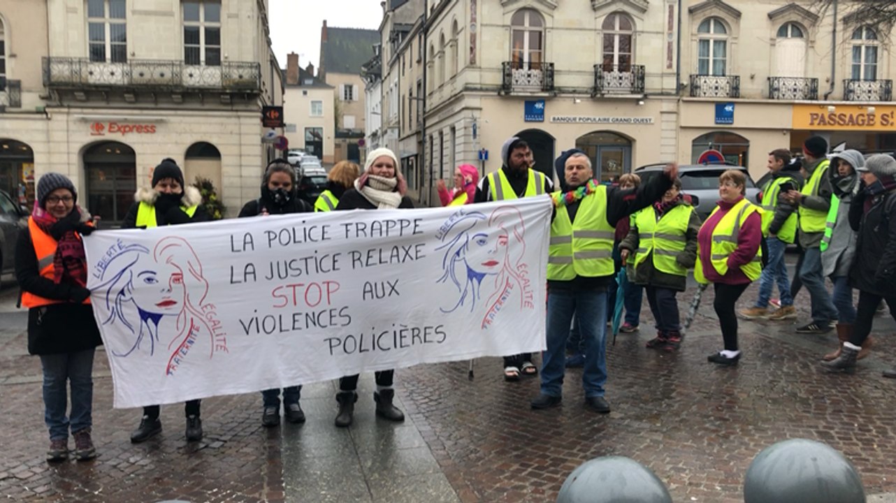 Les Gilets jaunes de Sablé-sur-Sarthe entonnent la Marseillaise devant la mairie
