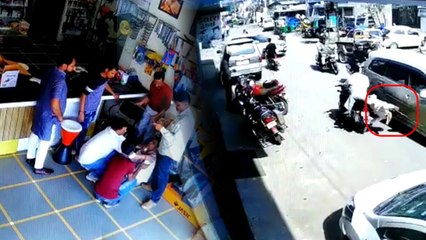 चलती बाइक से लुढ़का पीछे बैठा शख्स, सरेराह हार्ट-अटैक से मौत का ये वीडियो वायरल