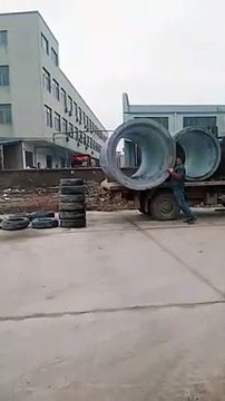 Comment décharge une remorque en béton à l'aide de quelques pneus.