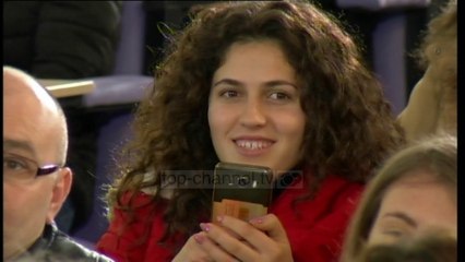 Rama ndërpritet nga studentja, e nxjerr nga salla