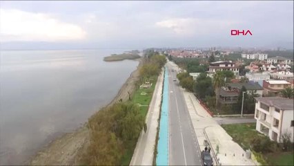 İznik'te Sahil Kenarında 10 Futbol Sahası Büyüklüğündeki Alan Çimle Kaplandı