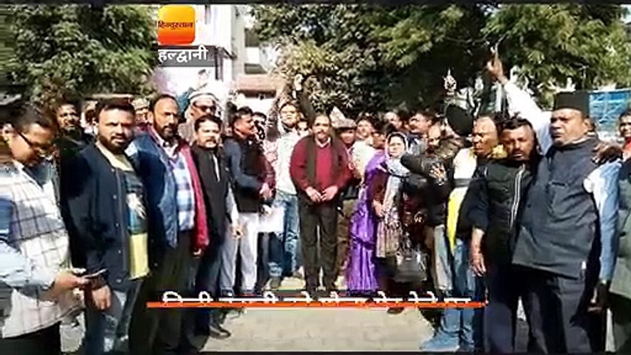 निजी कंपनी को गौला गेट देने पर कांग्रेस कार्यकर्ताओं ने किया विरोध