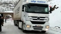 Kar ve çığdan temizlenen Tunceli-Erzincan karayolu tır trafiğine açıldı