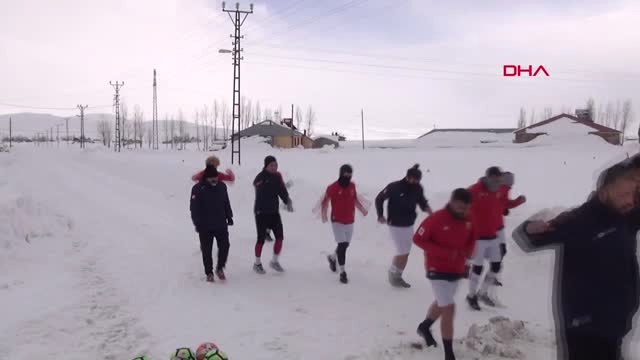 Futbolcular, Eksi 20 Derecede Lastik Yakarak İdman Yapıyor