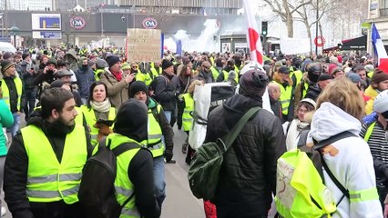 Download Video: - Sarı Yelekliler 10’ncu kez sokakta- Fransa’da gazeteciler de ‘Sarı Yelekliler’i protesto ediyor