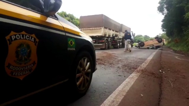Jovem de 21 anos fica ferido após capotar carro na BR-467